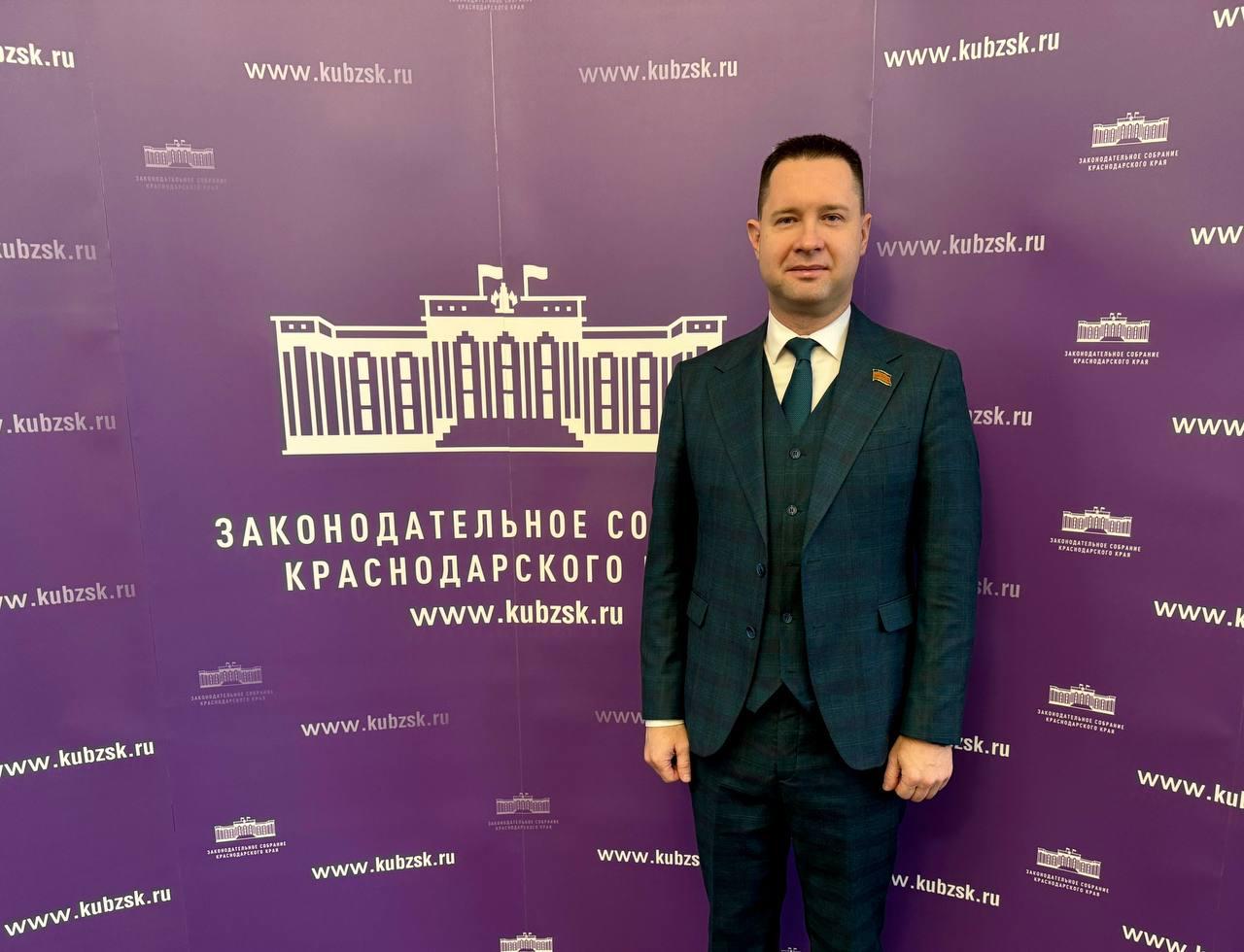 Бывший голос краснодарской полиции ушел в военную повестку Илья Шакалов усилил профильный комитет ЗСК Илья Шакалов стал депутатом ЗСК в конце декабря 2025 го А в январе 2026 го вошел в состав комитета по военным вопросам и делам казачества Это по сути главный политический трек в региональном парламенте через структуру проходят вопросы поддержки СВО безопасности и распределения помощи Бэкграунд у Шакалова профильный он классический силовик с медийкой 8 лет руководил пресс службой УМВД по Краснодару работал в службе судебных приставов и имеет звание советника юстиции Для депутата это серьезный аппаратный рост Из статуса общественника и директора Фонда развития он переходит в команду кураторов военной тематики под началом Героя России Евгения Шендрика Подписаться на kpkuban Читать нас в MAX