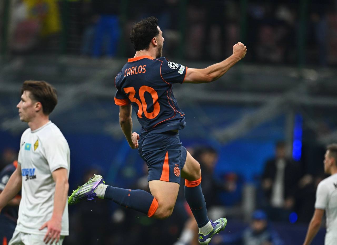 Финалисты прошлого сезона одерживают непростую победу над дебютантом Лиги чемпионов Интер Кайрат 2 1 Голы Мартинес 45 Карлос Аугусто 67 Арад 55