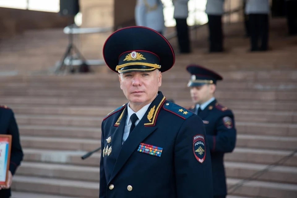 Ростовским полицейским начали компенсировать суммы взяток, от которых они отказались Это заявил экс-глава МВД по Красноярскому краю Александр Речицкий, ныне возглавляющий управление по Ростовской области. «В последнее время мы ввели в практику: за стойкую антикоррупционную позицию мы возвращаем сотрудникам полиции денежные средства, которые были предложены взяткодателями в период совершения противоправных действий», — сообщил Речицкий журналистам. При этом в отношении тех, кто предлагает взятки полицейским, все так же возбуждаются уголовные дела. Это Борус