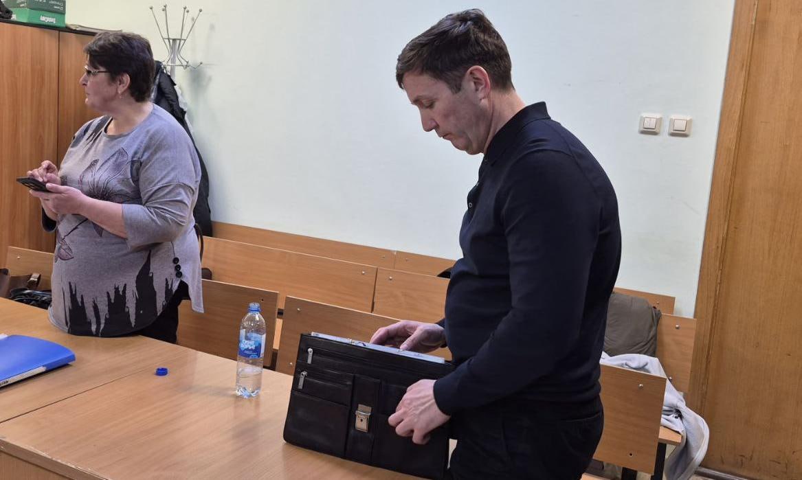 В Казани осудили экс начальника отдела Минземимущества РТ По версии следствия Ильшат Аминов помогал знакомому предпринимателю побеждать в имущественных аукционах в ущерб министерству Экс чиновника также называли теневым держателем бизнеса своей матери от ее лица он заявился на электронный аукцион в рамках которого фирма пенсионерки получила в аренду два торговых помещения в Казани Суд признал его виновным и приговорил к 2 5 годам условно а также лишил права занимать госдолжности на такой же срок   Подписаться в MAX на случай блокировки Telegram