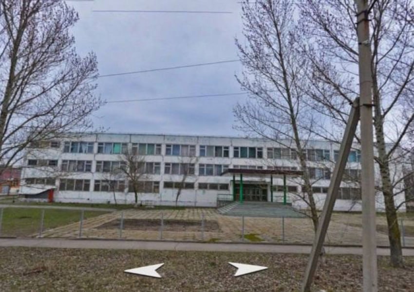 В Красном Сулине в школе №8 рухнул потолок актового зала Информацию подтвердила местная администрация. К счастью, никто из детей и учителей не пострадал. Повреждены две секции потолка. По словам чиновников, причина обрушения – протечка кровли во время ливней. – Ремонт кровли производился в 2022 году, а в ходе текущего обследования повреждений не выявлено, – утверждают власти Красносулинского района. Теперь в школе будут делать ремонт, решается вопрос финансирования. Из-за ЧП торжественную линейку последнего звонка, которая должна была состояться в актовом зале, проведут в коридоре на третьем этаже. Работа Авто Глэмпинг Медицина