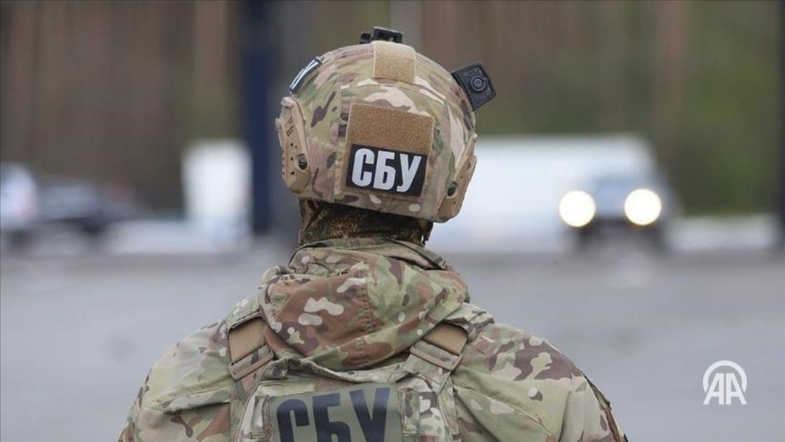Служба безопасности Украины сообщила о задержании китайцев, которые, по ее данным, занимались шпионажем.  «Контрразведка Службы безопасности Украины задержала в Киеве двух граждан Китайской Народной Республики, пытавшихся нелегально вывезти в Китай секретную документацию по украинскому ракетному комплексу РК-360МЦ «Нептун». Это уникальное вооружение Сил обороны Украины, предназначенное для огневого поражения всех видов боевых и десантных кораблей. Напомним, что именно из «Нептуна» был уничтожен флагман черноморского флота РФ – ракетный крейсер «Москва»», - говорится в заявлении СБУ в Телеграм.  Как установило расследование, один из китайцев– 24-летний бывший студент одного из киевских технических вузов. Он остался в Киеве после того, как в 2023 году его отчислили за академическую неуспеваемость.  Другой фигурант – его отец, постоянно проживавший в КНР, но периодически наведывавшийся в Украину, «чтобы лично координировать агентурную работу своего сына».  По материалам дела, бывший китайский студент должен получить техническую документацию по производству украинских «Нептунов».  «С этой целью он пытался завербовать украинского гражданина, имеющего отношение к разработкам новейших вооружений Сил обороны», - говорится в заявлении.  Фигурантам грозит до 15 лет лишения свободы с конфискацией имущества.     24/7 в сутки с Агентством «Анадолу»