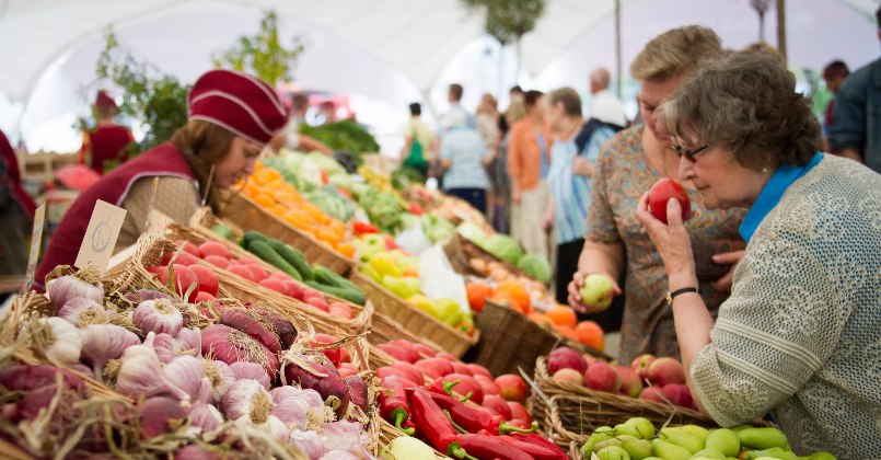 Россия и Беларусь ощутимо нарастили торговлю сельскохозяйственной продукцией  «По предварительным данным, в 2024 году товарооборот продукции агропромышленного комплекса увеличился на 15%, превысив 8 миллиардов долларов», — сказал заместитель председателя правительства РФ Дмитрий Патрушев на рабочей встрече с белорусским премьер-министром Юрием Шулейко.  Патрушев отметил, что в РФ надеются на сохранение положительной тенденции. Зампред правительства уточнил, что взаимодействие стран расширяется по целому ряду других направлений.  Также страны успешно взаимодействуют в области семеноводства, в сфере экологии и природопользования, по направлению трансграничного водного сотрудничества.