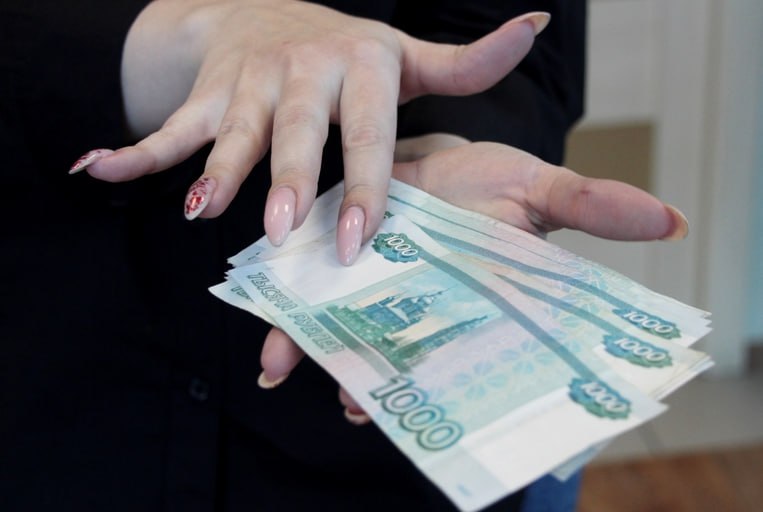 Омскстат назвал средние зарплаты учителей в регионе Статистики подсчитали, какие зарплаты получали учителя и воспитатели в Омска в 2024 году. Средняя зарплата работников школ увеличилась на 10,1 % с 44,3 до 48,8 тыс. рублей . Учителя стали получать на 5,9 % больше 52,9 вместо 50 тыс. рублей . Среднемесячная зарплата работников дошкольных образовательных учреждений увеличилась на 18,9 % с 31,9 до 37,9 тыс. рублей . На 17,3 % увеличилась и средняя зарплата работников учреждений культуры и искусства. Теперь она составляет 43,8 вместо 37,4 тыс. рублей.