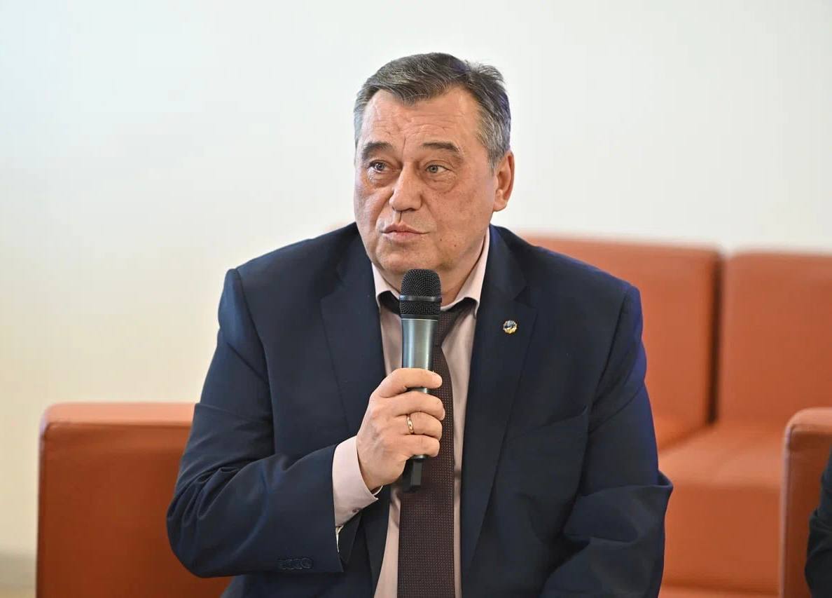 Евгений Коркин назначен на должность министра строительства Бурятии Евгений Коркин в 1992г. окончил Бурятский государственный пединститут по специальности «Учитель физики и математики», в 2008г. получил квалификацию инженера по специальности «Тепловые электрические станции» в Читинском госуниверситете, в 2017г. прошел переподготовку по программе «Государственное и муниципальное управление» в ВСГУТУ. Имеет большой опыт управленческой работы в организациях: Союз промышленников и предпринимателей Республики Бурятия, АО «Бурятэнерго», ОАО «Бурятгенерация», ОАО «Территориальная генерирующая компания №14». В Минстрое Бурятии работает с 2011г. - начинал с должности первого заместителя министра - председателя Комитета по финансово-экономической и жилищной политике. Временно исполнял обязанности министра строительства и модернизации жилищно-коммунального комплекса Бурятии с 2023г. С 6 мая Евгений Александрович Коркин официально вступает на должность министра строительства и модернизации ЖКК республики.