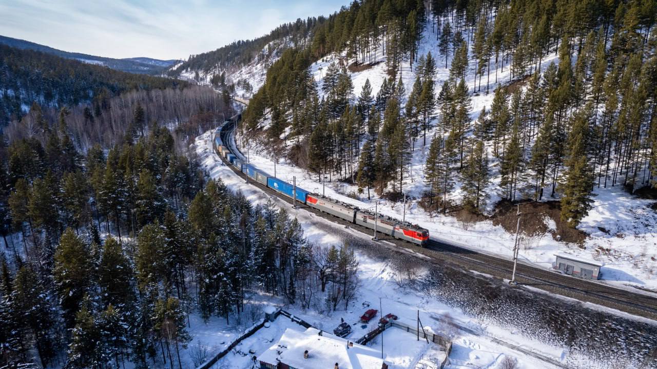 Среднесуточная погрузка на сети ОАО "Российские железные дороги" в декабре 2024 года снизилась на 1,4% по сравнению с декабрем 2023 года до 3202,6 тыс. тонн - Интерфакс  Это соответствует 99,28 млн тонн за месяц.  Среднесуточный план погрузки на декабрь составлял 3249 тыс. тонн.  По данным источника, на 26 декабря снижение погрузки за месяц было 1,1% к прошлому году.  Как сообщалось, снижение погрузки в ноябре 2024 г. составило 5,8%, в октябре - 6,2%, в сентябре - 6,3%, в августе - 6%, в июле - 5,6%, в июне - 3%, в мае - 2,1%, в апреле - 3,6%, в марте - 3,5%, в феврале - 1,4%, в январе - 4,3%.