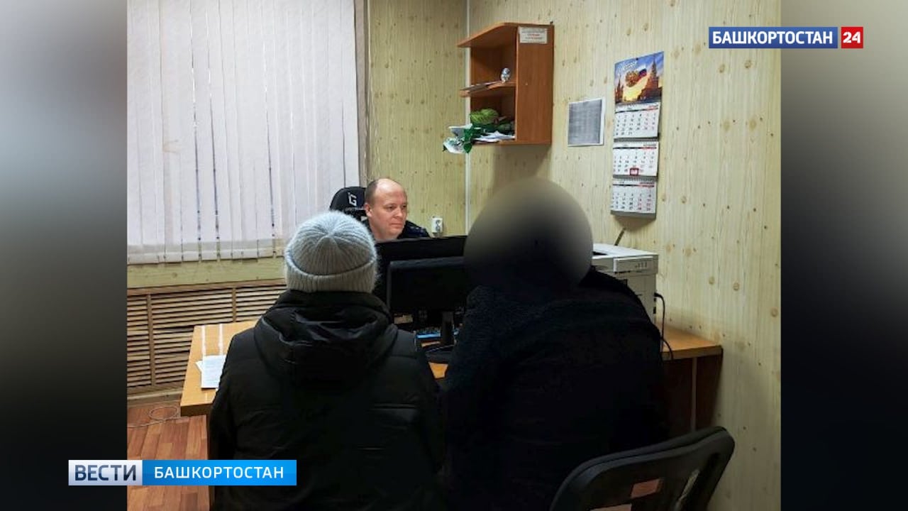 В Башкирии задержали подростков, которые в шутку сообщили о минировании школы  В Стерлитамаке полицейские установили личности подростков. Ими оказались 14-летние ученики той самой школы. По предварительным данным, на перемене подростки завладели телефоном одноклассницы и, нажав кнопку экстренного вызова, в шутку сообщили оператору службы 112 о том, что в одной из школ города заложен опасный предмет. На место происшествия была отправлена следственно-оперативная группа. Сотрудники полиции с использованием собак кинологической службы обследовали здание и территорию школы, но ничего подозрительного не нашли. Сообщение оказалось ложным.  Как рассказали в пресс-службе МВД по РБ, ребята из благополучных семей, на учете в отделе по делам несовершеннолетних они не состоят. По данному факту возбуждено уголовное дело по статье УК РФ «Заведомо ложное сообщение об акте терроризма».  Подписаться   Сообщить новости