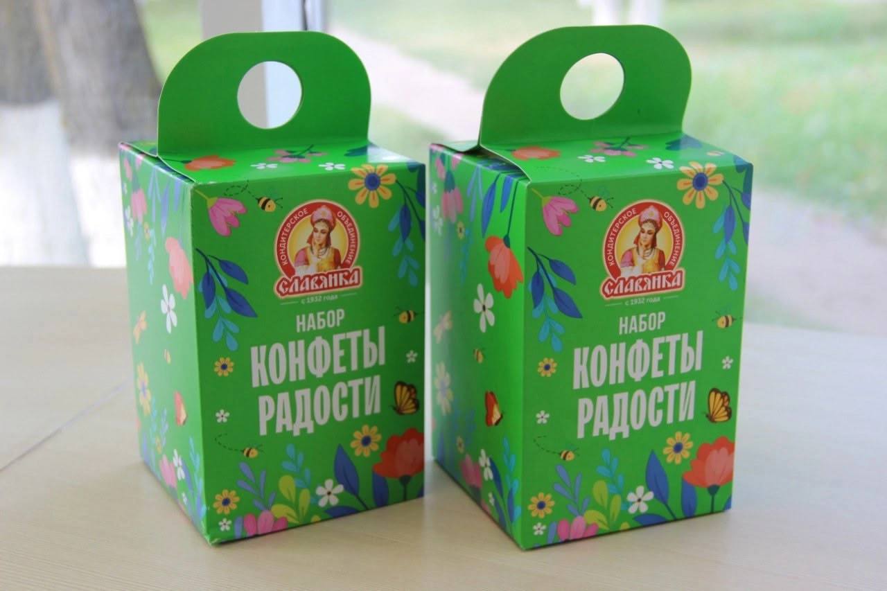 К международному Дню защиты детей группа компаний "Славянка" подготовила кондитерские наборы для детей из семей участников СВО, проживающих в Старооскольском округе. Подарки можно будет получить в фирменном магазине "Славянки" по адресу: г. Старый Оскол, ул. Прядченко, д. 116, предъявив свидетельство о рождении ребенка и документ, удостоверяющий личность родителя.