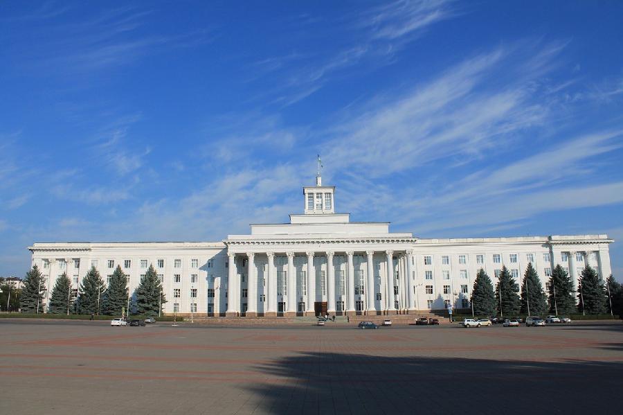 В рамках Года защитника Отечества в Нальчике откроется новый парк Победы площадью 6 гектаров, где будут благоустроены аллея Героев и аллея Славы.     Новое общественное пространство станет не только местом притяжения для жителей и гостей города, но и дополнит создаваемый здесь комплекс образовательных и спортивных сооружений, общая площадь которого составляет 20 гектаров.     Работы по созданию парка начнутся 23 февраля, их первый этап завершится в сентябре.