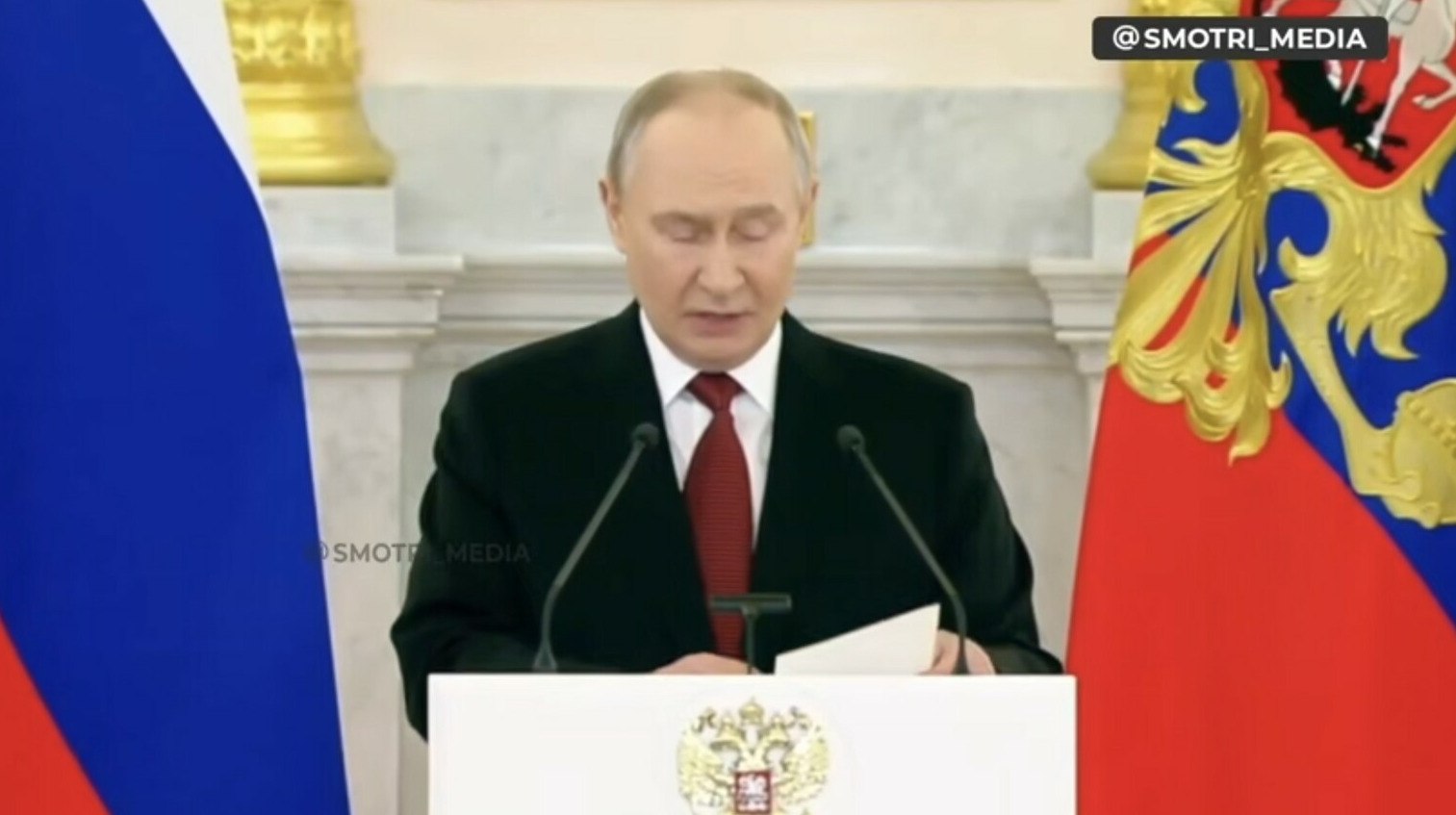 Путин впервые в 2026 году высказался о войне в Украине и международной политике Путин заявил о готовности России к миру в Украине на основе предложений о нерасширении НАТО сделанных в декабре 2021 года передает ArbatMedia Президент России подчеркнул что ситуация на международной арене становится все более напряженной и количество конфликтов увеличивается По его мнению ООН должна оставаться главным гарантом международного порядка а все страны обязаны придерживаться норм международного права Он отметил недопустимость односторонних действий основанных на принципе права сильного Россия стремясь к миру в Украине предлагает сформировать новую архитектуру безопасности в Европе Однако как заявил Путин Киев и его покровители пока не готовы к урегулированию на подобных условиях В связи с этим Россия намерена продолжать достигать своих целей в Украине Прислать новость