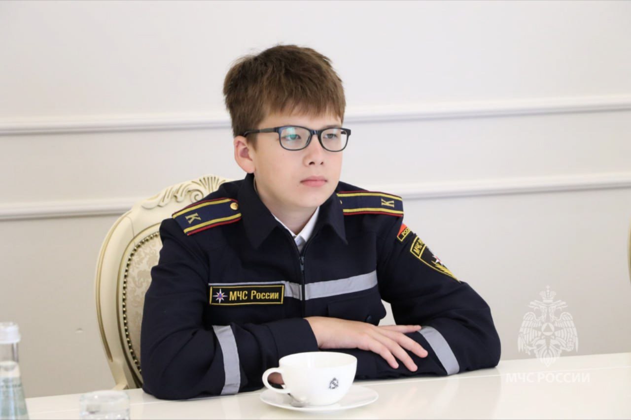 31 октября в Совете Федерации пройдет церемония награждения участников проекта Дети герои Школьника из Курска Тимофея Алексанкина наградят медалью Совфеда За проявленное мужество за спасение жизни дедушки после атаки БПЛА Награду курскому школьнику будет вручать Председатель СФ Валентина Матвиенко и сенатор от Курской области Александр Брыксин В 2025 году верхнюю палату поступило 200 представлений о награждении детей и подростков от сенаторов МВД и МЧС Все представления были внимательно рассмотрены и 182 юных героя из 59 регионов страны распоряжением Председателя СФ награждены памятной медалью За проявленное мужество Наиболее отличившимся 18 юным героям награды будут вручены в Совете Федерации на 12 й торжественной церемонии которая состоится 31 октября ДетиГерои СоветФедерации АлександрБрыксин