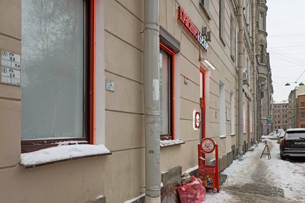 Петербуржец угрожал гранатой в магазине и требовал водку с пельменями Полицейские задержали неадеквата который субботним днём пытался бесплатно получить выпивку и закуску в алкомаркете на Петроградке Работники КБ в доме 5 на улице Подковырова сообщили что покупатель угрожает гранатой и требует пачку пельменей с бутылкой водки Прибывший наряд задержал 53 летнего безработного с муляжом гранаты Петербуржец стал фигурантом уголовного дела по статье о разбое с применением предметов используемых как оружие TodaySPb Новости GradSPb Места СПб