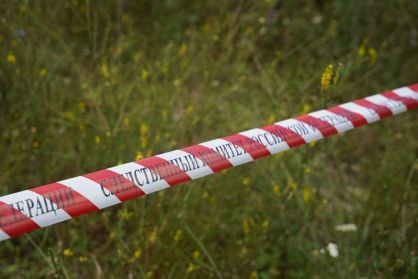 В Чечне девочка-подросток мыла окно, упала с высоты и погибла В Ахматовском районе Грозного из окна квартиры, расположенной на 10-м этаже, выпала 13-летняя девочка. Она погибла. «Девочка мыла окно, взобравшись на подоконник, потеряла равновесие и упала вниз. Проводится доследственная проверка по факту смерти несовершеннолетней в результате несчастного случая», - сообщили управлении Следственного комитета по Чечне. «ВКонтакте» и в «Одноклассниках», чтобы быть в курсе самых интересных новостей Кавказа. -канал АиФ – Северный Кавказ