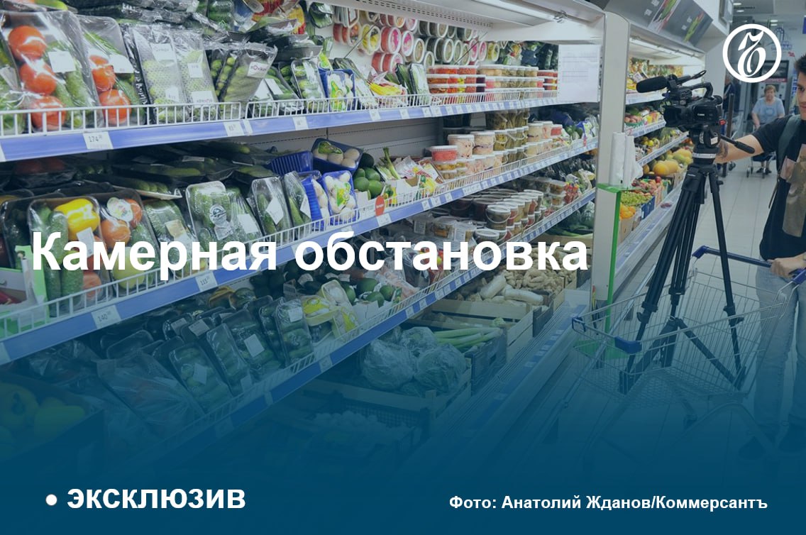 «Яндекс» запускает новое направление по разработке автономных камер с ИИ для контроля ассортимента на полках магазинов, узнал «Ъ». Их разработка ведется в рамках проекта «Умный магазин», в основе которого лежит система компьютерного зрения — она собирает и «систематизирует данные о зале и создает цифровой двойник магазина», а также отслеживает наличие товаров и ценников на полках, корректность выкладки товаров, загруженность проходов в магазине.  Российские ритейлеры уже активно тестируют применение компьютерного зрения. Но не для всех сетей использование камер будет оправданно, говорят эксперты. Затраты на одну камеру в месяц составляют около 40 тыс. руб., цена зависит также от количества камер и охвата площади магазина.  Применение ИИ не означает высвобождения большого количества мерчендайзеров, отмечают эксперты. По их словам, фокус работы этих сотрудников может сместиться на управление складским персоналом, контроль правильности решений, выдаваемых ИИ, и претензионную работу, связанную с ошибками как персонала, так и ИИ.  #Ъузнал