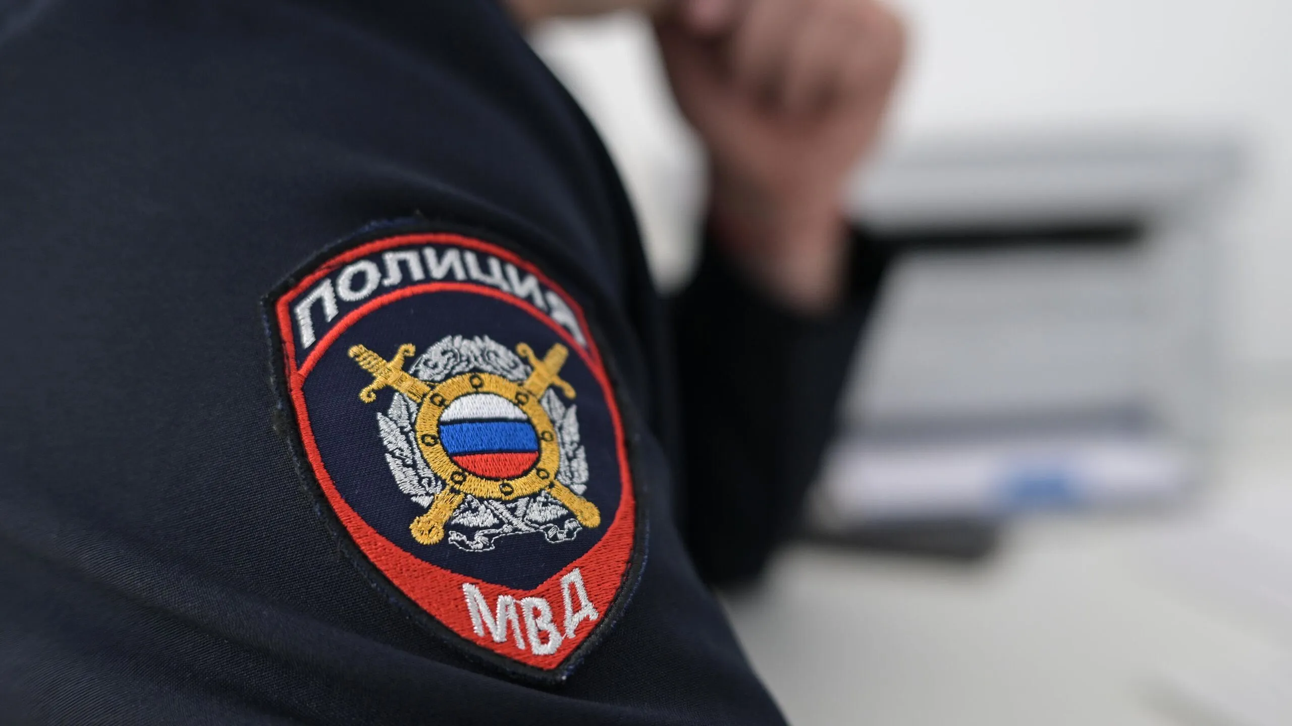 Шестнадцатилетняя школьница в Санкт Петербурге оставила аферистам обещавшим защитить родительские сбережения ключи от квартиры откуда украли более 7 миллионов рублей взломав сейф сообщила пресс служба регионального главка МВД РФ Согласно релизу ведомства 9 апреля в полицию Калининского района поступило сообщение о краже денег из сейфа в квартире на проспекте Металлистов В результате выезда полицейских на место происшествия было установлено что в период с 20 марта по 9 апреля неизвестные неоднократно звонили на телефон 16 летней дочери заявителя и под предлогом защиты денег от мошенников убедили ее оставить ключ от квартиры в указанном ей месте рассказали в ГУМВД В результате 9 апреля злоумышленник свободным доступом попал в квартиру взломал сейф и украл около 7 35 миллиона рублей Уголовное дело возбудили по статье о краже пункт б часть 4 статья 158 УК РФ