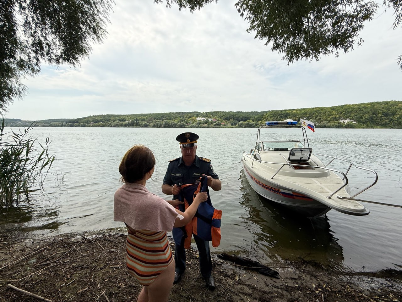Сотрудники ГИМС спасли девушку на Белгородском водохранилище. Во время патрулирования инспекторы услышали, что девушка зовёт на помощь. Она купалась в не оборудованном для этого месте: заплыла далеко от берега, выбилась из сил и еле держалась на плаву. Инспекторы быстро среагировали: один бросил спасательный круг, а другой направил патрульный катер к тонущей. Девушке помогли выбраться из воды, доставили на берег. Она испытала шок, но, к счастью, не пострадала. Подписаться Прислать новость