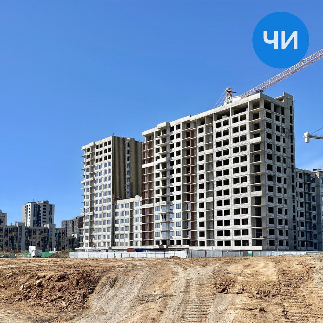 Челнинка не смогла отсудить 300 тысяч рублей за плохую отделку квартиры Владелица новой квартиры в Челнах осталась недовольна качеством отделки жилья Женщина подала иск к ООО СЗ Замелекесье НЧ подконтрольной владельцу ООО Евростиль Ильнару Гайсину Истица требовала более 285 тысяч рублей на ремонт а также компенсацию морального вреда и оплату экспертиз Общая сумма претензий превышала 370 тысяч рублей Хотя дефекты подтвердила экспертиза а застройщик устранил их лишь частично суд встал на сторону строительной компании Причиной отказа стал мораторий в период с начала и до конца 2025 года убытки за строительные огрехи с застройщиков не взыскиваются если дольщик еще не потратил собственные деньги на их устранение Поскольку челнинка только просила средства на будущий ремонт а не предъявила чеки за уже выполненные работы в иске ей было отказано