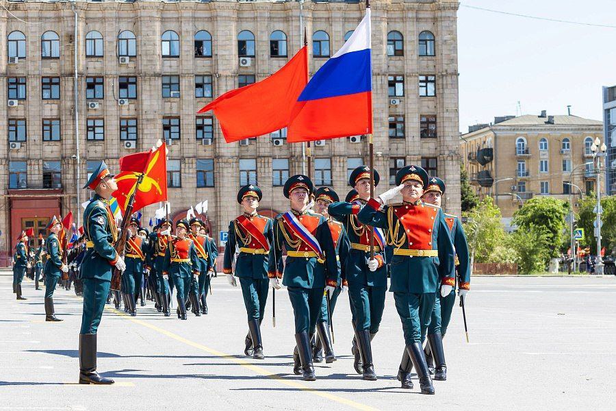 Сегодня в Волгограде пройдёт первая репетиция Парада Победы. Она продлится три часа. В связи с подготовкой праздничного мероприятия и на период проведения Дня Победы по ряду улиц вводится пешеходный режим. С 7:00 2 мая по 13:00 9 мая ограничено движение, остановка и стоянка транспортных средств путем частичного сужения проезжей части по улице Мира в границах улиц Ленина и Володарского. Подписаться Прислать новость