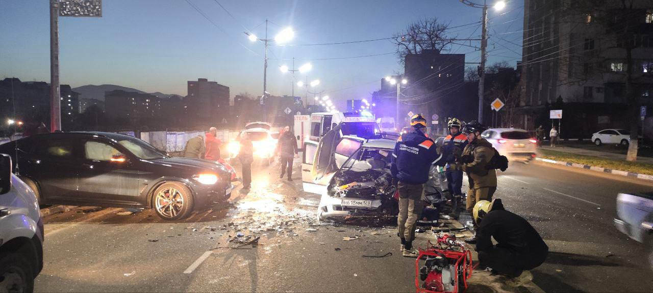 В Новороссийске в ДТП один человек погиб трое пострадали Сегодня утром на улице Видова водитель Lada Kalina 43 летний мужчина выехал на встречную полосу где столкнулся с BMW В результате аварии он погиб на месте Его супруга несовершеннолетний сын и пассажир BMW получили травмы и были госпитализированы Алексей Одеров Кубанские Новости Мы в MAX