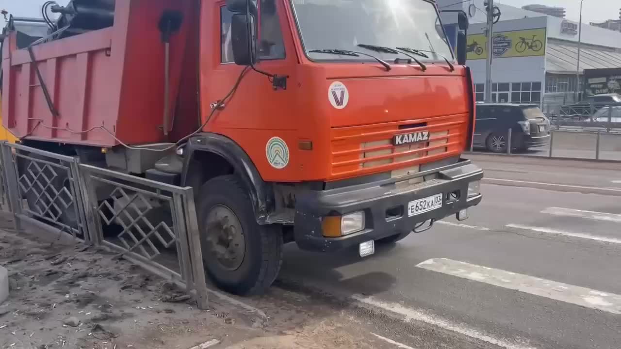 Улан-Удэ: очистка дорог от снега и песка продолжается