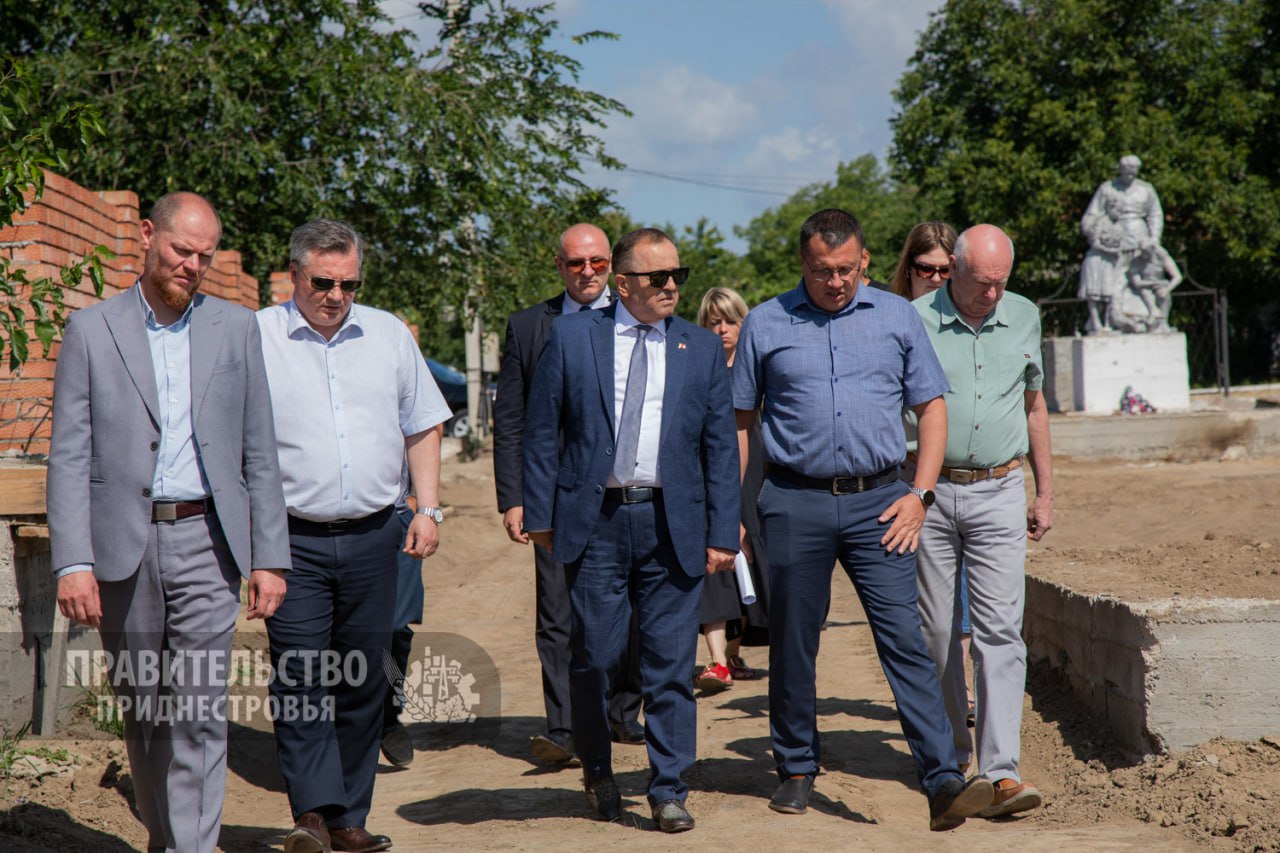 Александр Розенберг проинспектировал ход реконструкции Мемориала жертвам фашизма в Дубоссарах Это одно из самых трагичных мест в истории республики, где в 1941 году были расстреляны около 18,5 тысяч мирных жителей. Мемориал был построен в 1949 году, но сегодня он требует серьезного восстановления. Работы ведутся с 2023 года и оказались сложнее, чем планировалось. Проект пришлось переработать. Премьер отметил, что несмотря на трудности, реконструкция продолжается. Важно сохранить это место памяти и завершить работы качественно и в разумные сроки. Подробнее об этом на нашем сайте. Пресс-служба Правительства