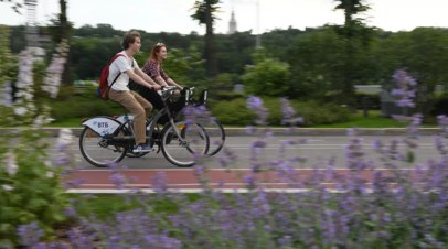 На 92 улицах Москвы обустроили велоинфраструктуру в 2024 году   Заммэра Москвы по вопросам транспорта и промышленности Максим Ликсутов сообщил, что в текущем году Центр организации дорожного движения  ЦОДД  обустроил инфраструктуру для велосипедистов на 92 улицах столицы.  Читать далее