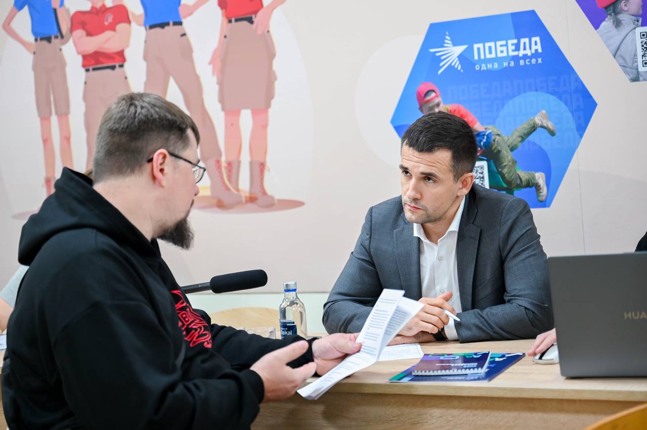 Следующую встречу в формате выездной администрации проведем во вторник 27 января на территории образовательного центра Старт имени К Д Ушинского Адрес пгт Мисайлово ул им Л И Гоман д 6 Сотрудники администрации Ленинского округа депутаты Совета депутатов руководители муниципальных служб представители правоохранительных органов в формате личного приема ответят на вопросы жителей Также на встрече можно будет получить бесплатную юридическую помощь от нотариусов Начало в 18 00 ЛенинскийОкруг