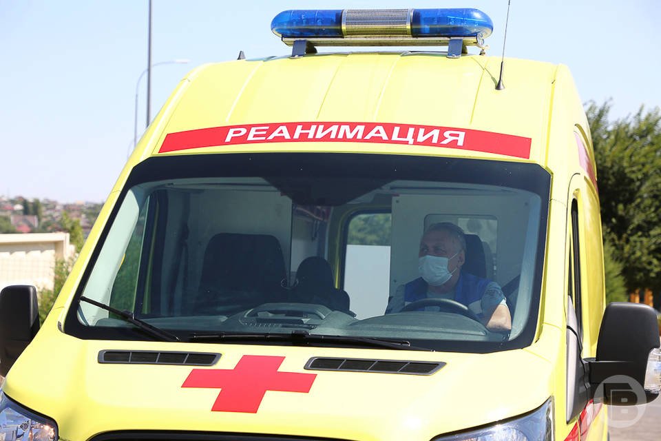 В Волгограде на Второй Продольной сбили 14 летнюю девочку Ребенка увезли в больницу В Краснооктябрьском районе Волгограда на Второй Продольной магистрали Хендэ Гетс сбил 14 летнюю девочку ДТП произошло в субботу 25 октября напротив дома 124 по улице Еременко Как сообщили Городским вестям в пресс службе ГУ МВД по региону школьница переходила проезжую часть дороги по регулируемому пешеходному переходу на зеленый сигнал светофора В результате аварии подростка доставили в больницу
