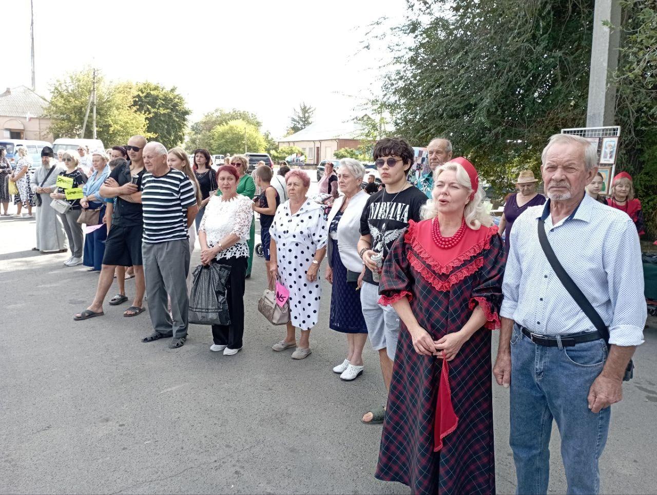 Александровск сегодня отмечает День города Сегодня на Красной площади г Александровска горожане отметили День города Их приехала поздравить ВРИП главы города Луганска Яна Пащенко В своем приветственном слове она отметила Желаю Александровску цвести и расцветать Главное его богатство добрые работящие люди Пусть он прирастет новыми радостями и детским смехом В честь праздника почетной грамотой и ценным подарком была награждена директор Дома культуры Тамара Линник Силами городского Дома культуры организован праздничный концерт в котором приняли все творческие коллективы и добрые друзья александровцев семейный ансамбль Дьяченко из города Суходольска Также на площади была организована выставка творческих работ мастеров клуба Левша