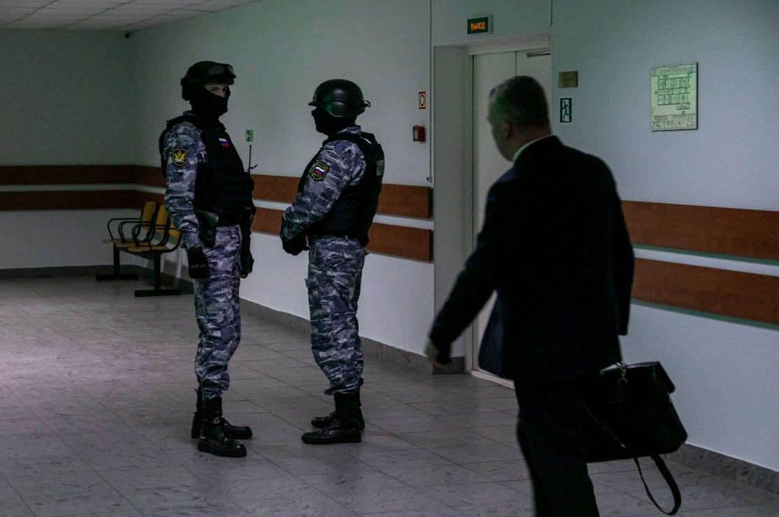 Расследование по делу Дениса Аллаярова завершено Защита направила жалобу в прокуратуру Накануне следствие объявило о завершении расследования по делу главреда издания URA RU Дениса Аллаярова В июне против него завели уголовное дело по статье о даче взятки должностному лицу Журналист обратился в прокуратуру Свердловской области с жалобой поскольку по его словам досрочная остановка следствия нарушает уголовно процессуальный кодекс По версии обвинения Аллаяров якобы через родственников отправлял деньги своему дяде бывшему начальнику уголовного розыска Андрею Карпову а взамен получал информацию ограниченного доступа которую затем публиковал в издании Следователи квалифицируют как взятки переводы Дениса Аллаярова своей бабушке и тете По словам журналиста переводы денег родным не имеют отношения к полицейскому При этом в деле отсутствуют доказательства передачи средств Карпову напрямую пишет издание URA RU Фото Алексей Душутин