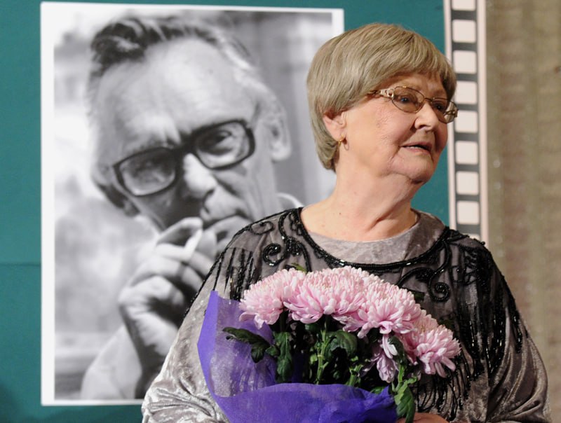 Вдова режиссера Леонида Гайдая – актриса Нина Гребешкова ушла из жизни в возрасте 95 лет. Об этом сообщает телеграм-канал Союза кинематографистов РФ. Уточняется, что артистка скончалась 10 мая. В творческой биографии Гребешковой около 130 киноролей. "Светлая память прекрасной актрисе, светлому доброму человеку Нине Павловне Гребешковой!" – говорится в сообщении. : Сергей Фадеичев/ТАСС #Новости