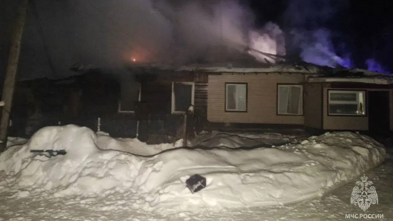 Огонь охватил 200 кв м девочка погибла во время пожара в Челябинской области ЧП случилось в ночь на 15 января на улице Свердлова в поселке Кропачево Ашинского округа Возгорание произошло в жилом доме барачного типа на несколько квартир Огонь охватил одну из них и крышу 200 кв м Из здания самостоятельно эвакуировались 9 человек в том числе и 5 жильцов загоревшейся квартиры трое среди них дети 2012 2022 и 2023 годов рождения Они не пострадали В то же время девочка 2018 года рождения выбраться из огня не смогла и погибла С семьей погибшего ребенка сейчас работает психолог Причина пожара пока неизвестна для выяснения деталей на место происшествия отправили лабораторию Фото ГУ МЧС по Челябинской области Подписывайтесь на Вести Южный Урал в MAХ