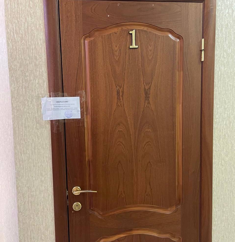 Роспотребнадзор закрыл косметологический кабинет в Махачкале из-за случая заражения ботулизмом    В ходе проведения эпидемиологического расследования установлено, что с целью коррекции мимических морщин в косметологическом кабинете в г. Махачкале , расположенном в торговом центре «Оазис» была проведена инъекция ботулотоксина препаратом ReNTox.  Через несколько дней у пациентки появилось головокружение, затуманенное зрение, снижение остроты зрения, затруднение дыхания и глотания.  В связи с ухудшением состояния здоровья больная была госпитализирована в инфекционное отделение.   В рамках комплекса мероприятий сотрудниками Роспотребнадзора проведены мероприятия, в том числе приостановлена деятельность данного косметологического кабинета, не соответствующего требованиям санитарного законодательства.  #роспотребнадзор_новости