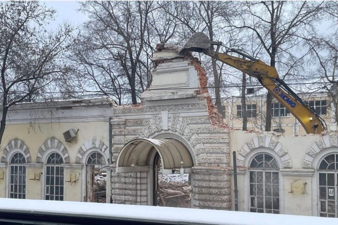 Удивительно красивое здание уничтожили в Москве на Новый год  Снесено историческое здание Товарной конторы Петербурго-Московской железной дороги близ Комсомольской площади. По данным сообщества "Наступление на наследие", снос здания начался утром 1 января. Окончательно работы завершились 7 января.  Одноэтажный павильон в палладианском стиле построили в 1880-е годы. Его фасады были обильно украшены лепниной. Также здание имело рустованный портал, и "дворцовые" окна. Официально здание при этом не имело статуса памятника.  Как встретили Новый год, так его и проведут...