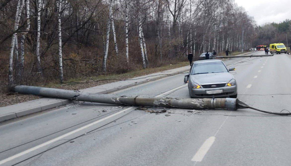 В Казани столбы упали прямо на дорогу из-за ДТП  Лихач влетел в столб и прервал движение трёх маршрутов троллейбусов. Инцидент произошёл на Танковом кольце, по направлению в сторону улицы Мавлютова. Легковушка влетела в фонарные столбы, которые упали на проезжую часть, перекрыв дорогу.  Временно троллейбусы трёх маршрутов  №8, 9, 12  перенаправлены на маршруты №3, 5, 6. На месте работают аварийные службы.    KazanFirst     в бот