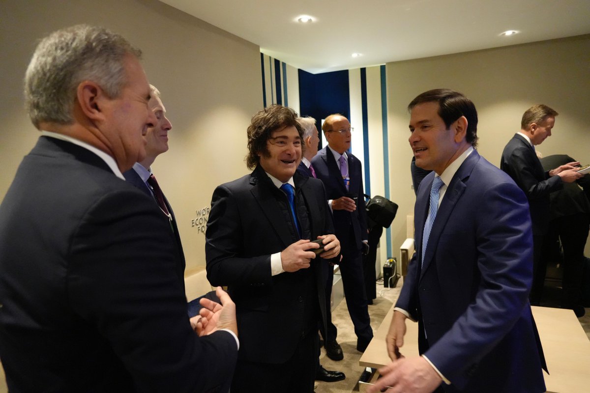 Аргентина и США достигли соглашения по минералам Министерство иностранных дел Аргентины сообщило что в ходе министерской встречи по критическим важным минералам Аргентина и США подписали рамочное соглашение о стратегическом партнёрстве в горнодобывающей промышленности и области укрепления цепочек поставок критически важных минералов Аргентина Милея в очередной ратифицирует свою приверженность проамериканскому курсу подчёркивая что матрица секторов локомотивов аргентинской экономики смещается в сторону нефтегаза и горнодобычи В 2025 году был зафиксирован исторический рекорд по экспорту минералов Аргентина через режим стимулирования крупных инвестиций RIGI привлекает миллиарды долларов в горнодобывающую промышленность США предлагают странам региона создать особый торговый блок с хеджированием рисков и гарантированными инвестициями в горнодобычу В этом блоке будут обеспечены цепочки поставок установлены и защищены тарифами от третьих сторон минимальные цены создание стимулов для разворачивания новых производственных мощностей То есть США обещают Прежде всего блок направлен на борьбу с Китаем который как желает того Вашингтон должен быть лишён доступа к огромным по объёму залежам минералов в Латинской Америке Критически важные минералы необходимы для технологических инноваций экономической мощи и национальной безопасности По словам Марко Рубио и Джей Ди Вэнса альянс по критически важным минералам будет полезен и выгоден для всех сторон укрепит экономическую энергетическую а значит и национальную безопасность Совместную стратегию по укреплению сотрудничества в обеспечении поставок критически важных минералов США выработали и с левой Мексикой   Viva la Libertad