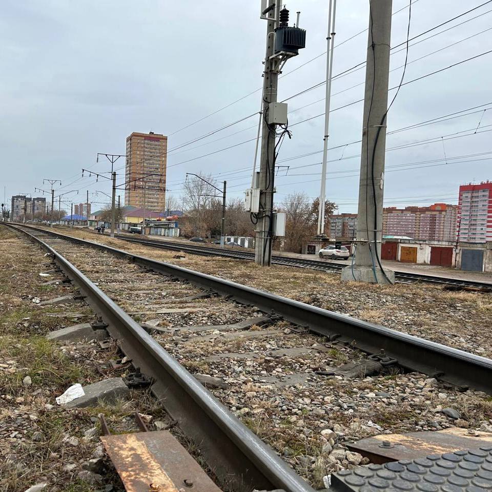 Новый пешеходный переход через Транссиб задумали строить в Красноярске   Лот на проектирование появился на госзакупках. Начальная цена контракта — 16,1 миллионов рублей. Возвести переход планируют в Железнодорожном районе: от здания на Красномосковской, 78 до улицы Дорожной.   Пока неизвестно, будет этот переход надземным или подземным. Спроектировать его нужно до конца следующего года.