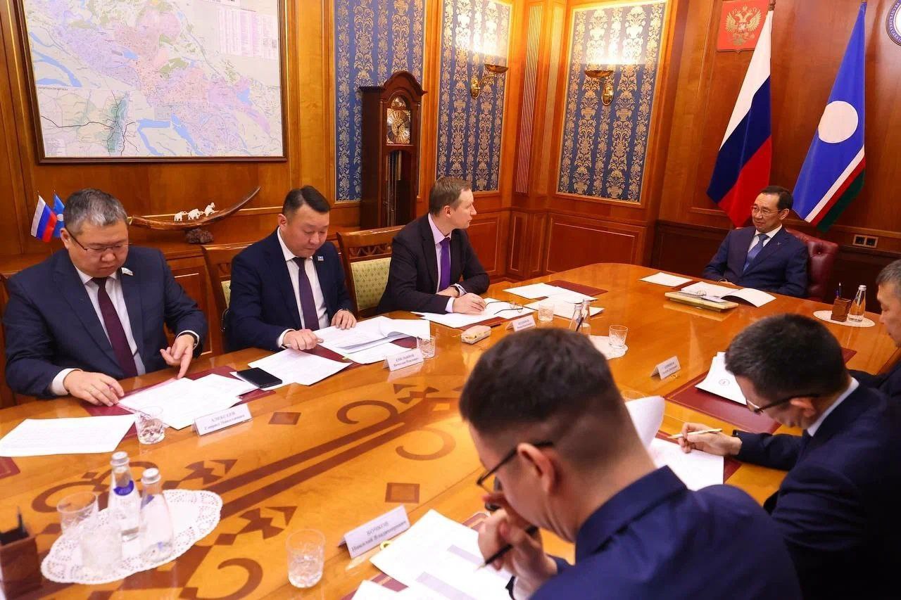 Глава Якутии председатель комиссии Госсовета РФ по направлению Энергетика Айсен Николаев провел рабочую встречу с первым заместителем генерального директора РусГидро Романом Бердниковым Айсен Николаев акцентировал внимание на необходимости внедрения новых подходов для повышения энергетической эффективности ulusmedia Читайте нас в MAX