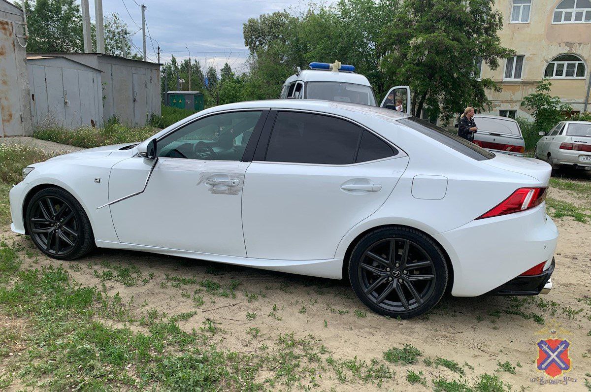 Вандал повредил четыре автомобиля в Камышине. Теперь его разыскивает полиция. Он камнем разбил стёкла и пытался оторвать детали кузова с автомобилей «Лексус», «Шевроле Авео», «ВАЗ-2115» и «Хендэ Солярис», припаркованных во дворе дома по улице Некрасова. Описание подозреваемого: мужчина славянской внешности, на вид 18-20 лет, рост 170-175 см, худощавого телосложения, волосы рыжего цвета, стрижка короткая. Был одет: толстовка серого цвета, спортивное трико коричневого цвета, кроссовки светлого цвета, носит очки для зрения. Если вы что-либо знаете о местонахождении разыскиваемого, обращайтесь по телефонам: 84457- 2-09-00, 84457-4-75-25- дежурная часть Межмуниципального отдела МВД России «Камышинский». Подписаться Прислать новость