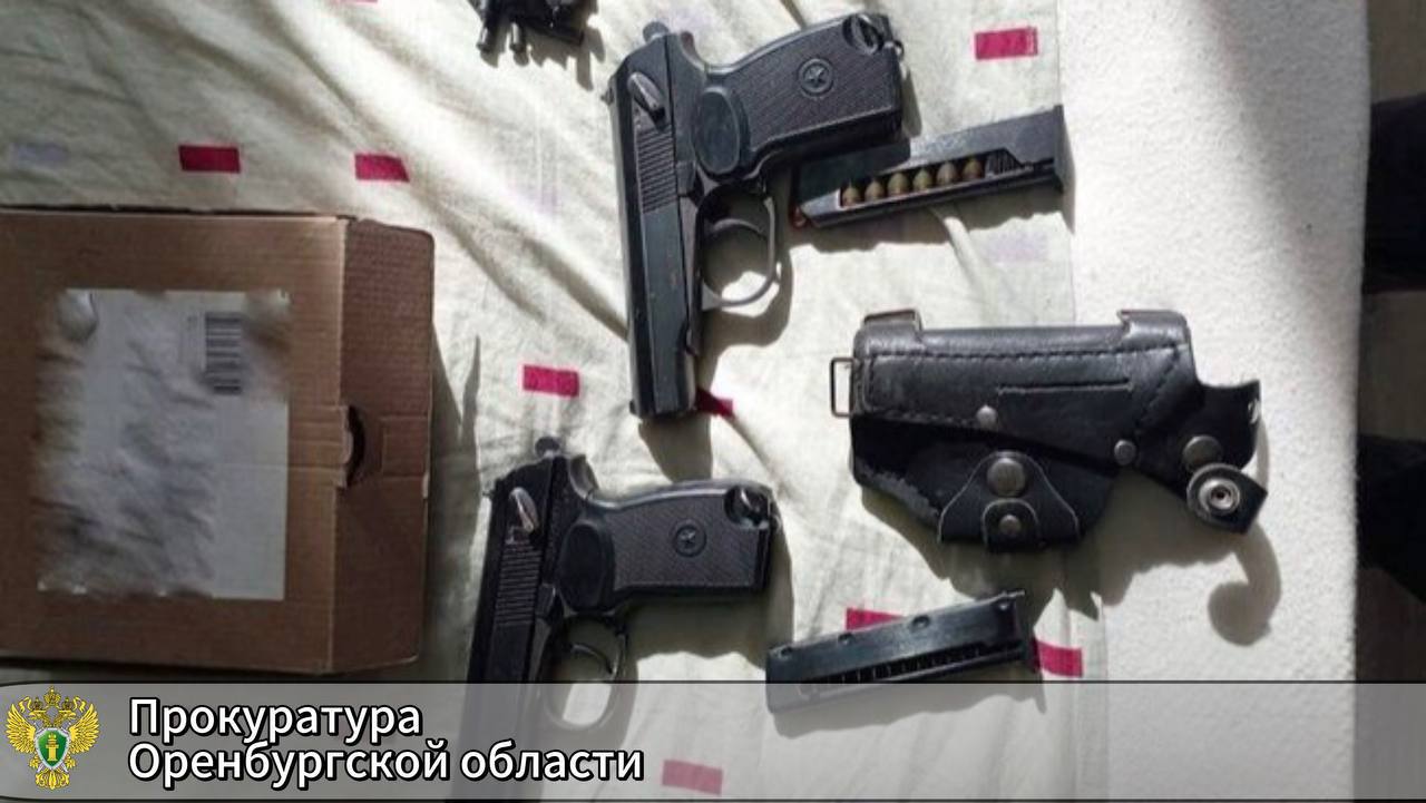 Суд вынес приговор оренбургским торговцам оружием и боеприпасами Про Криминал Ленинский районный суд Оренбурга завершил рассмотрение уголовного дела против четверых местных жителей Они занимались нелегальным сбытом оружия и боеприпасов Суд признал всех подсудимых виновными сразу по нескольким тяжким статьям приобретении хранении изготовлении и распространении огнестрельного оружия а также боеприпасов По данным следствия участники группировки с мая по сентябрь 2023 года переделывали ранее охолощённое оружие в боевое и продавали Четвертый обвиняемый не входил в организованную группу но содействовал её действиям храня оружие и боеприпасы в своём доме и машине Учитывая обстоятельства преступления и позицию обвинения судья принял решение назначить виновным наказания сроком от двух лет трёх месяцев до тринадцати лет заключения Осуждённым предстоит отбывать сроки в исправительных учреждениях общего и строгого режима Дополнительно злоумышленников обязали выплатить штрафы размером от 600 тысяч до 900 тысяч рублей каждому Кроме того средства полученные преступниками от продажи оружия были изъяты государством всего свыше 160 тысяч рублей oren4oren