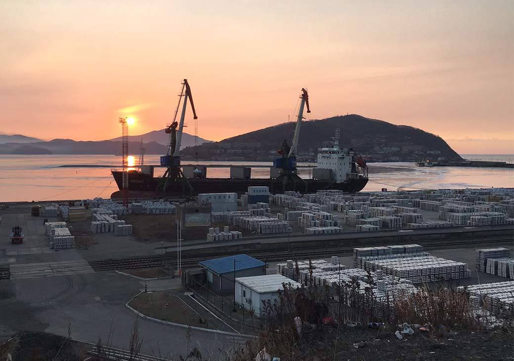 В порту Зарубино погиб грузчик 17 ноября в морском порту Зарубино во время погрузочных работ раскачавшийся груз ударил докера по голове Мужчина скончался от полученных травм Возбуждено уголовное дело о нарушении требований охраны труда Проводится расследование для установления всех обстоятельств происшествия Подпишись на ПРИМОРЬЕ LIVE