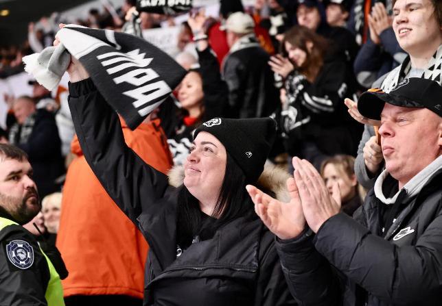 Челябинский Трактор усилился по всем позициям www up74 ru articles news 168501 Стан черно белых пополнили вратарь защитник и форвард Из столичного Спартака в результате обмена в челябинский клуб перешел 26 летний вратарь Дмитрий Николаев Еще одним новичком Трактора стал 33 летний словацкий защитник Михал Чайковски Соглашение с ним рассчитано до конца сезона 2025 26 Также в ближайших матчах болельщики увидят на льду 23 летнего форварда Александра Кисакова который пополнит состав Трактора в результате обмена с московским Динамо