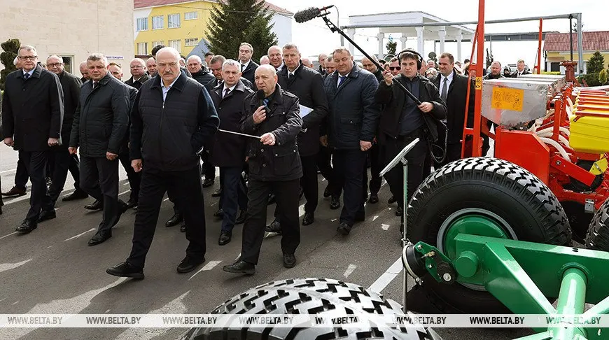 Александр Лукашенко нам надо кровь из носа восстановить сельхозтехники В каждом районе Беларуси нужно восстановить сельхозтехники Об этом Президент Беларуси Александр Лукашенко заявил в ходе рабочей поездки в Мозырский район Гомельской области Посещая предприятие Мозырьтехсервис белорусский лидер указал на необходимость восстановления сельхозтехник Речь идет про специализированные организации занимающиеся техническим обслуживанием ремонтом монтажом оборудования а также обеспечением сельскохозяйственных предприятий техникой и запасными частями Нам надо кровь из носа восстановить сельхозтехники Работать работать и восстановить в каждом районе подчеркнул Александр Лукашенко