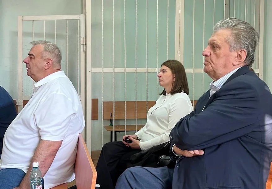 В Новосибирске вынесли приговор бывшим директорам завода «Тяжстанкогидропресс» Виктору Арановскому и Николаю Степакину.   Топ-менеджеры, по версии следствия, без ведома акционеров и совета директоров организовали заключение сделок по отчуждению заводских активов по заведомо заниженной стоимости, ущерб предприятию составил свыше 200 млн руб.   Виктору Арановскому суд дал четыре с половиной года условно, а Николая Степакина отправил за решетку на пять с половиной лет. Экс-руководители завода заявили о безосновательности обвинений.   Подробнее об уголовном деле — в материале «В историю завода вошли сроки и штрафы».   Суды общей юрисдикции Новосибирской области