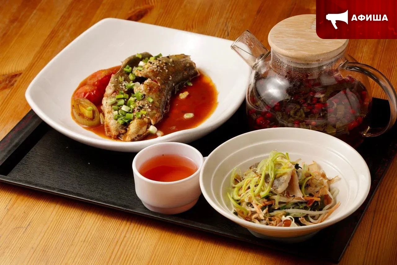 Навага и корюшка по индийски на Сахалине стартовал гастромарафон НаВажный фест С 16 февраля по 1 марта в Сахалинской области проходит гастрономический марафон НаВажный фест 0 Жителям и гостям региона предлагают попробовать любимую навагу и корюшку в необычных вкусовых сочетаниях и авторской интерпретации знакомых рецептов В этом году кулинарная палитра марафона обогатилась индийскими мотивами гостей ждут рыбный суп с кусочками наваги навага карри и фиш чаат Шеф повара 26 заведений участников приготовят сеты из трёх блюд по единой цене Фото минтуризма Сахалинской области Афиша SakhalinMedia в подпишись 18