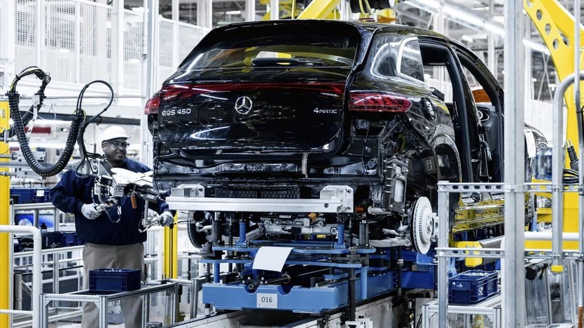 Mercedes-Benz прекратит производство и продажи дорогих электрокаров в США Компания выведет с рынка США самые дорогие модели на электротяге — семейства EQE и EQS, пишет Autoevolution. Приём заказов на новые автомобили здесь уже прекращён, а с 1 сентября будет завершено и их производство на предприятии в Тускалузе. Среди причин такого решения — как слабый спрос, так и нынешняя политика президента Трампа. В Mercedes-Benz среагировали в том числе на отмену госсубсидий на приобретение электрокаров в США — они перестанут действовать с 30 сентября. Однако и без того в первой половине 2025 года спрос на дорогие батарейные модели бренда снизился вдвое.