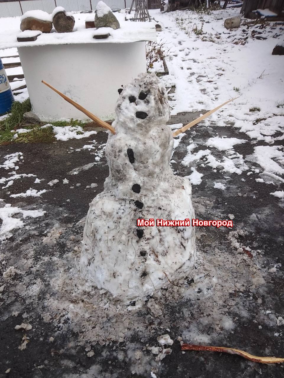 В нижегородских дворах появились первые снеговики - грязевики! Такие милые    Подпишись \ Предложи новость