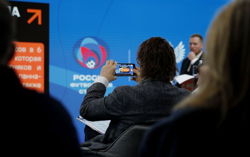 Жюри определило победителей пятого сезона конкурса «Россия — футбольная страна» Пятый сезон конкурса «Россия — футбольная страна», организованного РФС для поиска и поощрения инициатив, которые направлены на развитие футбола в регионах, завершился. В жюри вошли легенды отечественного футбола, журналисты, а также представители шоу-бизнеса и крупных медиа — они определили победителей в каждой номинации. В качестве эксперта также выступил и представитель Readovka Ярослав Воробьев. Организаторы футбольных проектов подали заявки на участие в 10 номинациях, представленных в рамках конкурса, среди них: «Лучший массовый проект в футболе», «Лучший проект для детей», «Лучшая футбольная инициатива», «Лучший футбольный проект для ВС РФ» и другие. Всего в пятом сезоне конкурса, организованного при поддержке Министерства спорта РФ, приняли участие 572 проекта из 79 регионов.