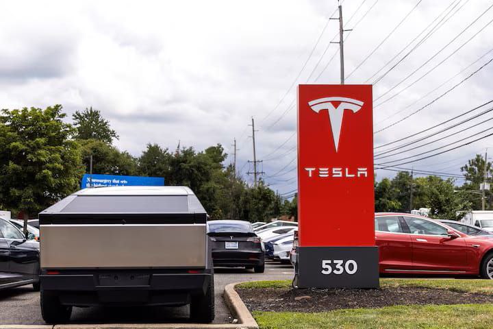 Tesla сократила поставки автомобилей на 13,5% во втором квартале, продав 384 122 машины против 443 956 годом ранее. Это уже второе подряд снижение квартальных продаж, несмотря на обновлённую версию Model Y и запуск ограниченного роботакси-сервиса в Техасе. Инвесторы отреагировали умеренно: акции подросли на 7% до открытия торгов, хотя с начала года потеряли более 25%. Аналитики считают, что без резкого роста осенью Tesla рискует завершить год с падением продаж. Конкуренция со стороны китайских брендов усиливается, а задержки с запуском новых моделей и политический фон вокруг Илона Маска добавляют неопределённости.