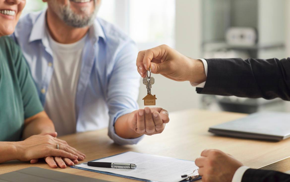 Все сделки с недвижимостью в России предложили сделать безналичными С такой инициативой выступил глава комитета Госдумы по финансовому рынку Анатолий Аксаков Предложение связано с делом Ларисы Долиной Главная цель реформы борьба с криминальными схемами и мошенничеством По словам депутата такой закон позволит учесть интересы граждан и исключить злоупотребления Законопроект подготовлен в ближайшее время его внесут на рассмотрение в Госдуму Studio Romantic Shutterstock FOTODOM Подписаться на ДП в Telegram MAX